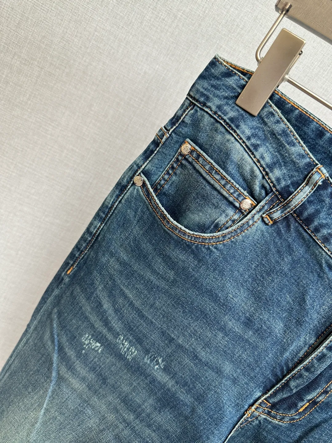 Available at the LP official website counter at the same time, the original is a very stylish pair of jeans, customized with original washed denim fabric, unique design, top-notch printing technology letter pattern logo, original hardware accessories decoration, an extremely outstanding pair of jeans, the materials and craftsmanship are extremely luxurious and exquisite, extremely high-grade, handsome and stylish upper body, recommended 👍, Sizes: 29-38